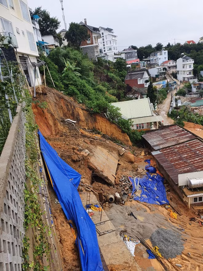  Sạt lở đất trên đường hẻm Lê Hồng Phong, P.4 Đà Lạt chưa khắc phục xong - ẢNH: LÂM VIÊN