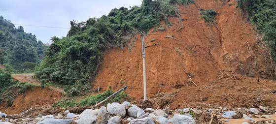 Sạt lở khắp nơi. Ảnh: NGỌC PHÚC