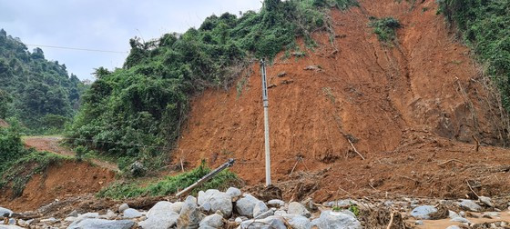 Sạt lở khắp nơi. Ảnh: NGỌC PHÚC