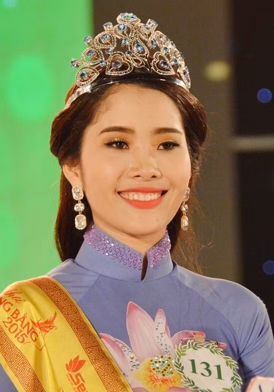 Nam Em là Hoa khôi đồng bằng sông Cửu Long năm 2015 và lọt top 8 Hoa hậu Trái đất 2016. Cô được yêu mến bởi bởi vẻ đẹp ngọt ngào và thông minh.