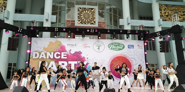  Anh Simon Parker cùng đội nhảy của mình biểu diễn tại sự kiện Dance Party. (Ảnh: Minh Thu/Vietnam+)