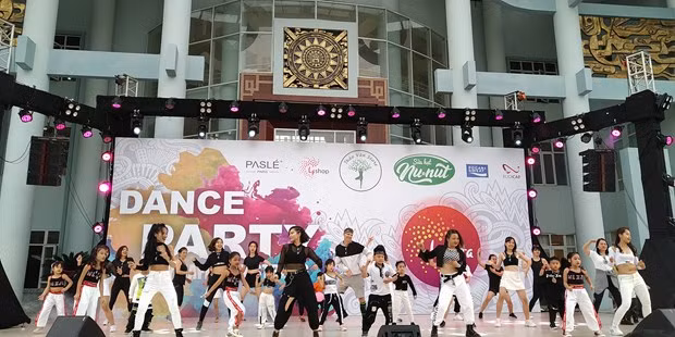  Anh Simon Parker cùng đội nhảy của mình biểu diễn tại sự kiện Dance Party. (Ảnh: Minh Thu/Vietnam+)