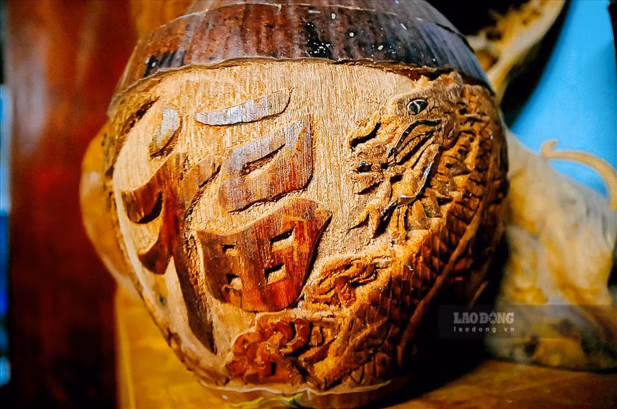 Đặc biệt, phải đợi đến khi dừa ra mọng vì khi đó dừa đạt đến “chuẩn” về độ cứng để khi chế tác và hoàn thiện, sản phẩm sử dụng được lâu, không bị móp méo và hư vỏ bình.