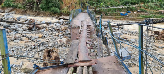  Người dân và cơ quan chức năng kê tạm ván để qua cầu. Ảnh: NGỌC PHÚC