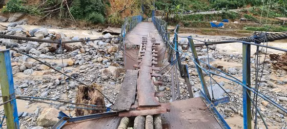  Người dân và cơ quan chức năng kê tạm ván để qua cầu. Ảnh: NGỌC PHÚC