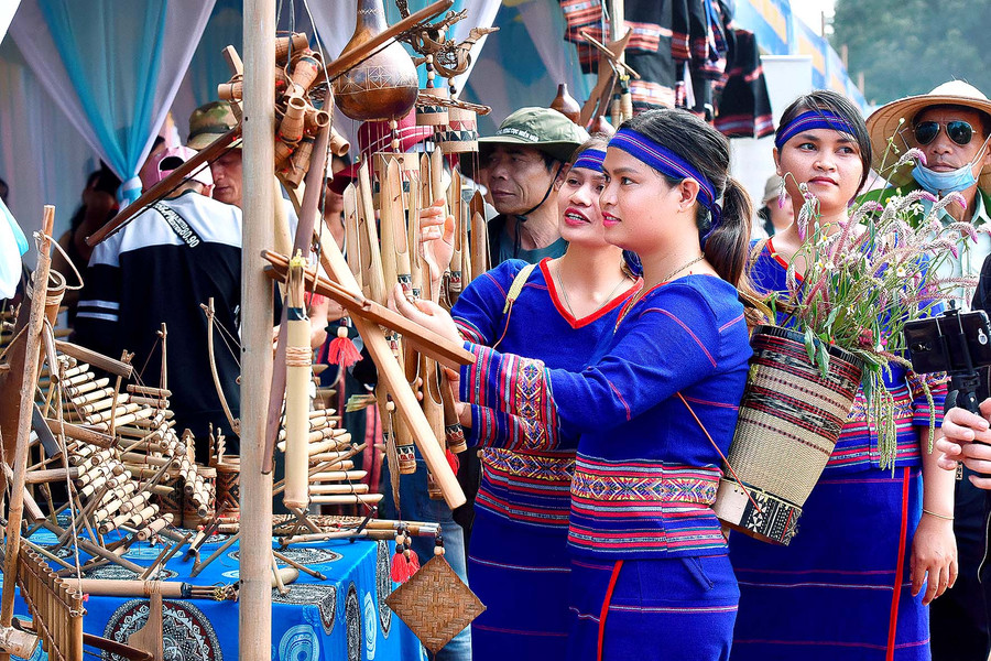  Các cô gái Bahnar tham quan các gian hàng trưng bày các sản phẩm Tây Nguyên. Ảnh: Đức Thụy