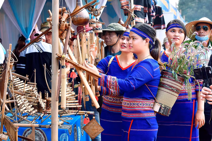  Các cô gái Bahnar tham quan các gian hàng trưng bày các sản phẩm Tây Nguyên. Ảnh: Đức Thụy