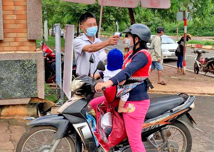 Bệnh viện Nhi Gia Lai tổ chức khám sàng lọc cho người dân khi đến bệnh viện. Ảnh: Như Nguyện