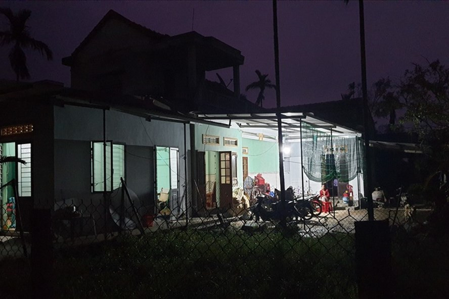 Đến nay đã có 98% khách hàng trên địa bàn miền Trung - Tây Nguyên đã được cấp điện trở lại sau bão số 9. Ảnh: Minh Thành