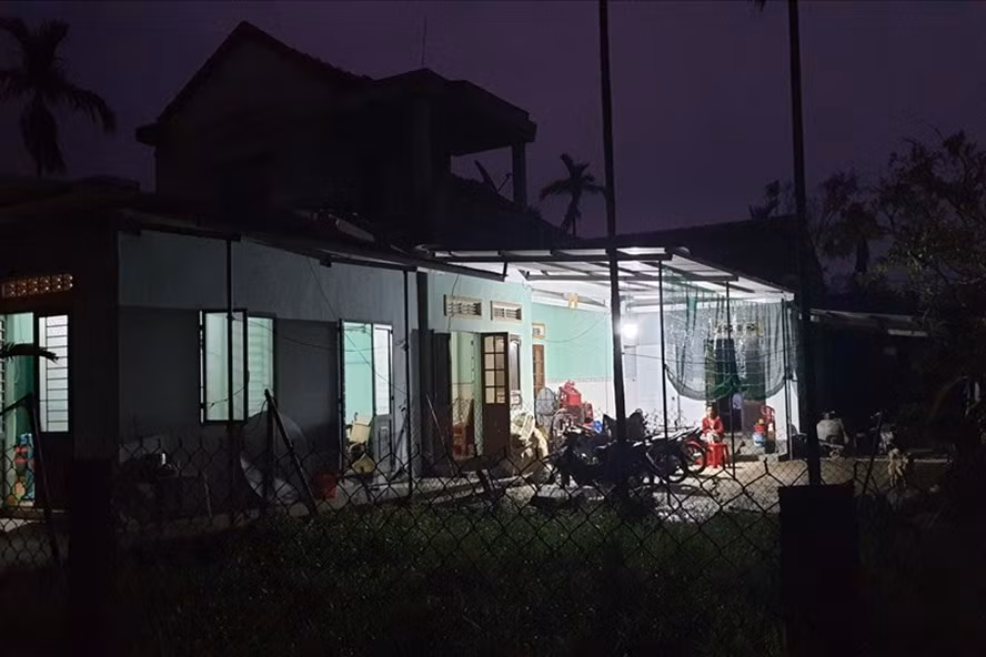 Đến nay đã có 98% khách hàng trên địa bàn miền Trung - Tây Nguyên đã được cấp điện trở lại sau bão số 9. Ảnh: Minh Thành