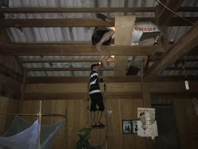 Người dân đưa tài sản lên cao để tránh lũ