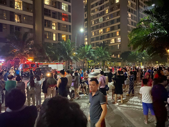 Cư dân chung cư kéo xuống ngày một đông - Ảnh: Lê Tấn