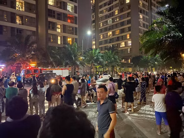 Cư dân chung cư kéo xuống ngày một đông - Ảnh: Lê Tấn