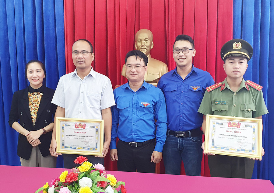  Anh Đỗ Duy Nam-Phó Bí thư Tỉnh Đoàn trao bằng khen cho 2 tập thể. Ảnh: Hà Đức Thành