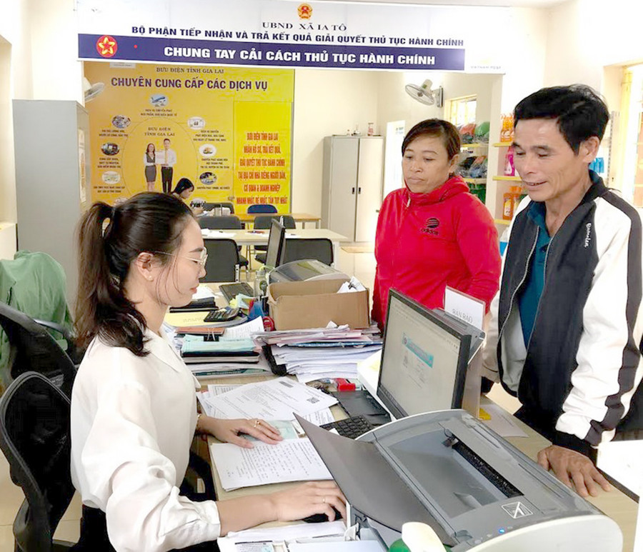 Ia Grai nỗ lực cải cách hành chính ảnh 1 Người dân giải quyết thủ tục hành chính tại Bưu điện văn hóa xã Ia Tô (huyện Ia Grai). Ảnh: Phan Lài