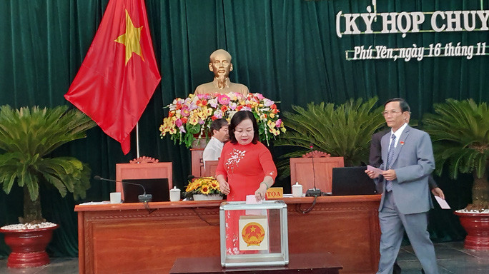 Bỏ phiếu bầu chức danh Chủ tịch UBND tỉnh Phú Yên  Bỏ phiếu bầu chức danh Chủ tịch UBND tỉnh Phú Yên