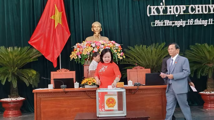 Bỏ phiếu bầu chức danh Chủ tịch UBND tỉnh Phú Yên
