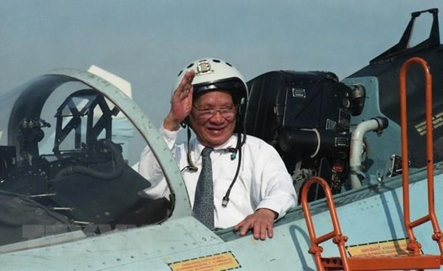 Chủ tịch nước Lê Đức Anh lên buồng lái máy bay chiến đấu Su-27 trong chuyến thăm Trung đoàn Không quân 937, Quân chủng Không quân Việt Nam, ngày 1/5/1996. (Ảnh: Cao Phong/TTXVN) Chủ tịch nước Lê Đức Anh lên buồng lái máy bay chiến đấu Su-27 trong chuyến thăm Trung đoàn Không quân 937, Quân chủng Không quân Việt Nam, ngày 1/5/1996. (Ảnh: Cao Phong/TTXVN)