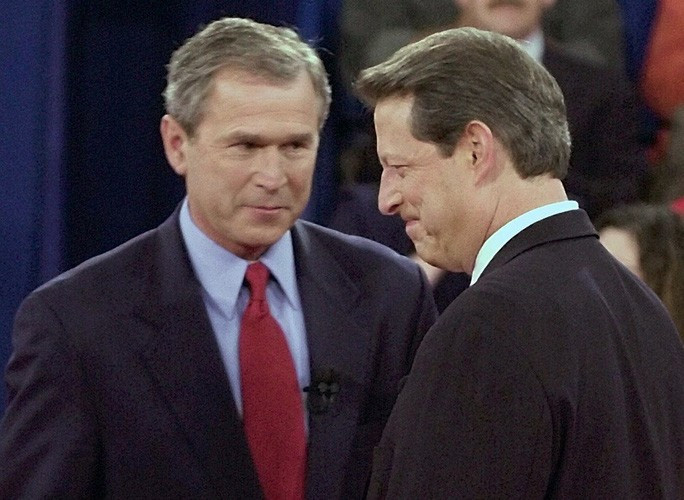 Ông George W. Bush (trái) và ông Al Gore. Ảnh: USA Today Ông George W. Bush (trái) và ông Al Gore. Ảnh: USA Today
