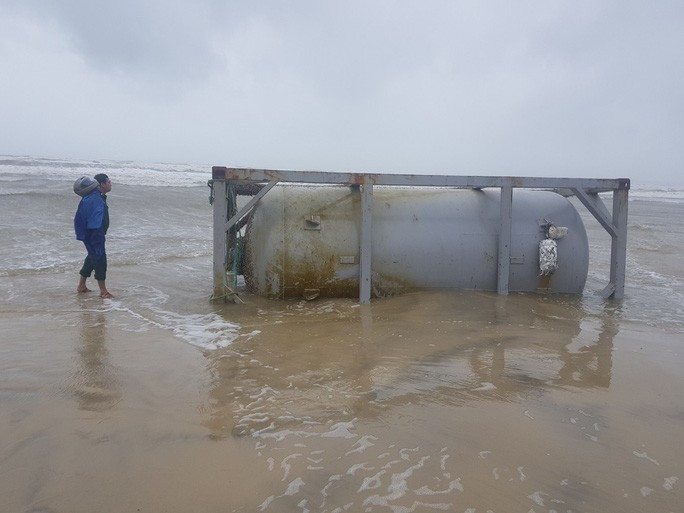  Chiếc bồn kim loại trôi vào khu vực bờ biển xã Tam Hòa