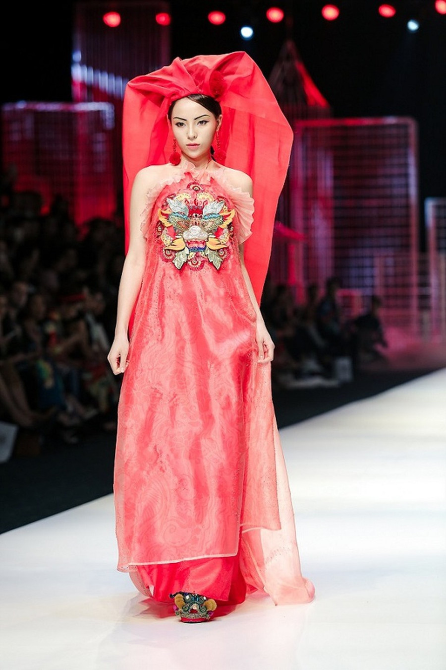 Sau một thời gian “gây bão“, Kỳ Duyên dần lấy lại hình ảnh. Năm 2017, cô được mệnh danh là “Nữ hoàng vedette của năm” bởi liên tục xuất hiện tại vị trí quan trọng trong các show diễn của các nhà thiết kế đình đám.