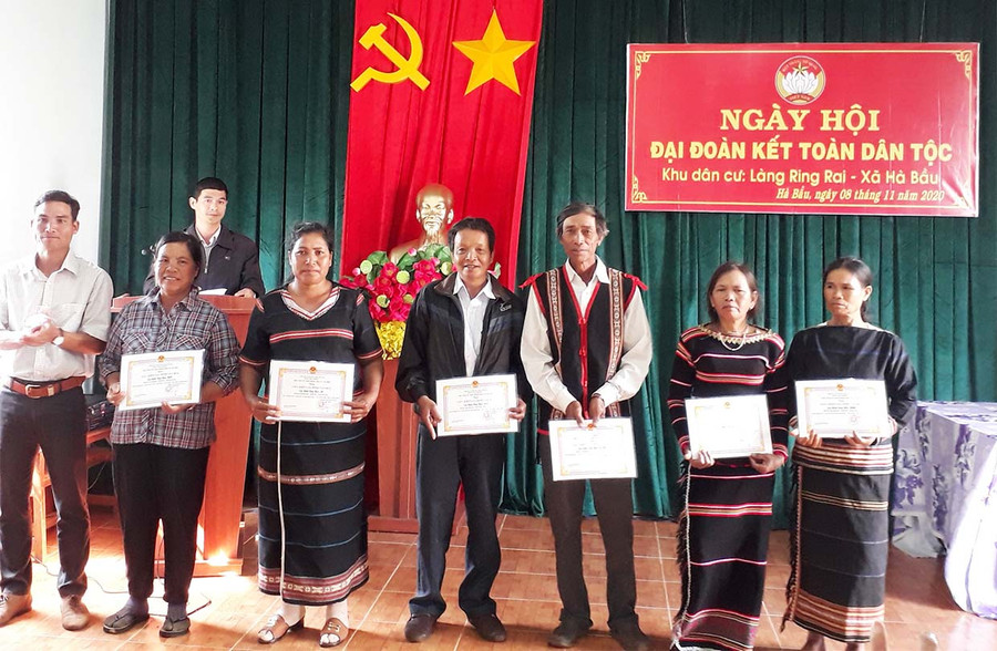  Các gia đình tiêu biểu của làng Ring Rai đạt danh hiệu Gia đình văn hóa 3 năm liền. Ảnh: Ngọc Định