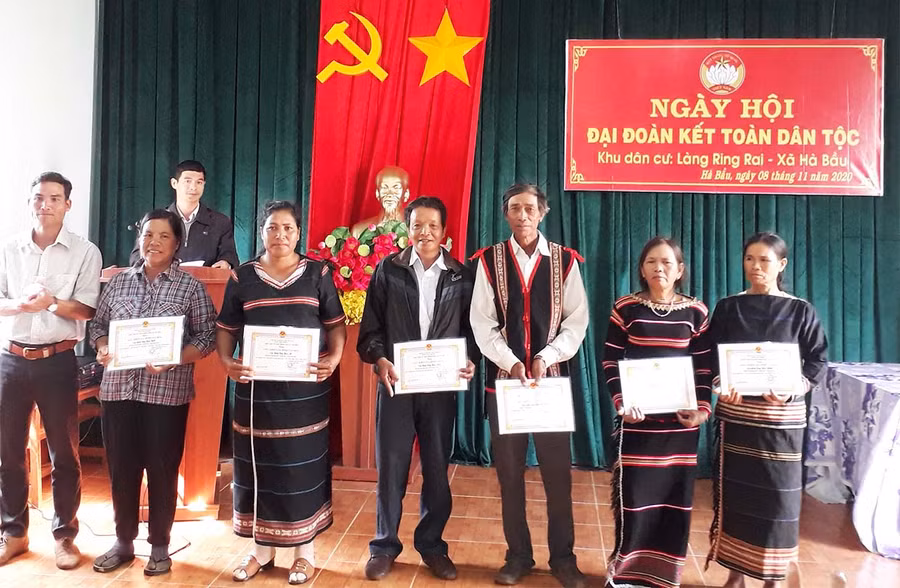 Tặng giấy khen cho các gia đình tiêu biểu của làng Ring Rai đạt danh hiệu Gia đình văn hóa 3 năm liền. Ảnh: Ngọc Định Các gia đình tiêu biểu của làng Ring Rai đạt danh hiệu Gia đình văn hóa 3 năm liền. Ảnh: Ngọc Định