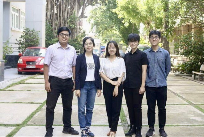 Nhóm tác giả của dự án (từ trái sang Phương, Thư, Ngọc, Khuê, Phong) NVCC