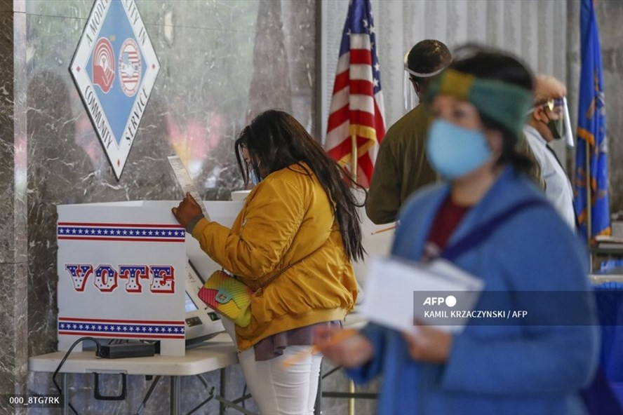  Ảnh cử tri đi bỏ phiếu ở Milwaukee, Wisconsin. Cuộc kiểm phiếu lại hoàn tất ở quận Milwaukee cho thấy ông Joe Biden tăng cách biệt phiếu với ông Trump lên 132 phiếu. Ảnh: AFP.
