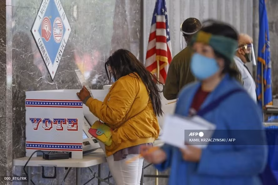  Ảnh cử tri đi bỏ phiếu ở Milwaukee, Wisconsin. Cuộc kiểm phiếu lại hoàn tất ở quận Milwaukee cho thấy ông Joe Biden tăng cách biệt phiếu với ông Trump lên 132 phiếu. Ảnh: AFP.