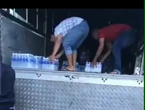 Chuyển hàng cứu trợ từ nhà bà D. lên xe tải 51C... do Trần Thanh T. thuê - Ảnh cắt từ video livestream trên mạng xã hội.  Chuyển hàng cứu trợ từ nhà bà D. lên xe tải 51C... do Trần Thanh T. thuê - Ảnh cắt từ video livestream trên mạng xã hội.