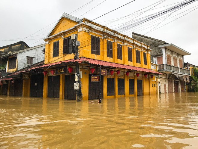 Phố cổ rêu phong bị nước lũ nhấn chìm HUY ĐẠT