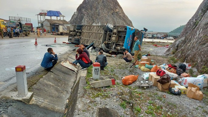 Đã có ít nhất 2 người chết, 6 người bị thương trong vụ lật xe khách Đã có ít nhất 2 người chết, 6 người bị thương trong vụ lật xe khách