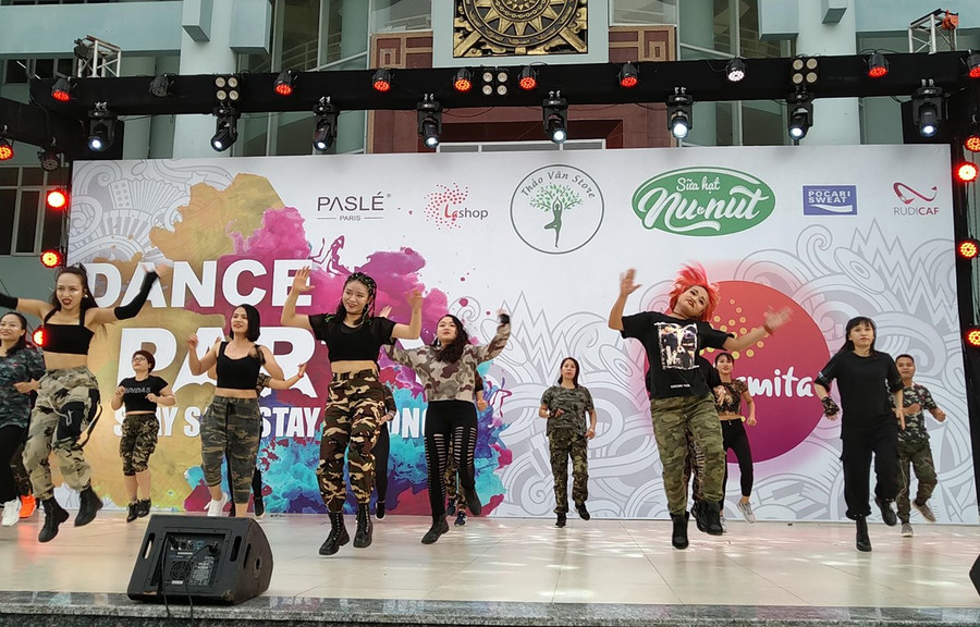 Bằng những điệu nhảy sôi động, những người tham gia mong muốn chia sẻ đam mê nhảy múa và lan tỏa thông điệp sống lành mạnh. (Ảnh: Minh Thu/Vietnam+)