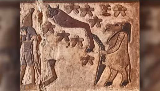 Phù điêu được chạm và sơn công phu mô tả Bắc Đẩu Thất Tinh - Ảnh: AHMED AMIN