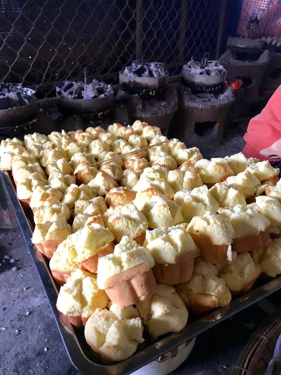 “Nghe mùi bánh thuẫn nhớ quê. Nẫu ơi! Thương quá thèm về cố hương”.