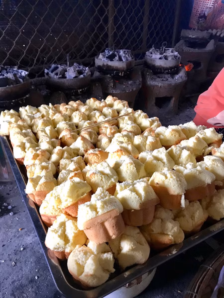 “Nghe mùi bánh thuẫn nhớ quê. Nẫu ơi! Thương quá thèm về cố hương”.