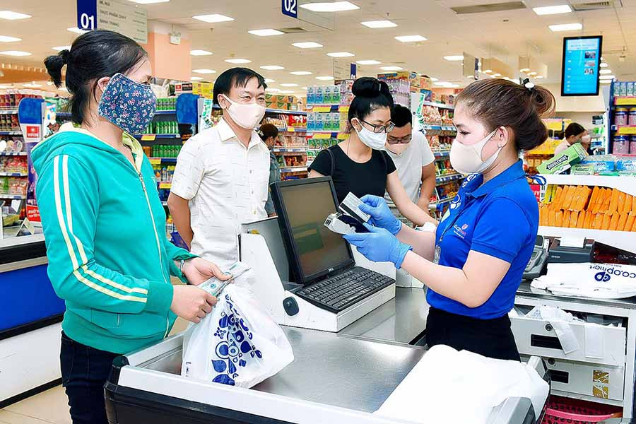 Nhiều khách hàng lựa chọn phương thức thanh toán trực tuyến khi mua sắm tại Siêu thị Co.op Mart Pleiku. Ảnh: Đức Thụy