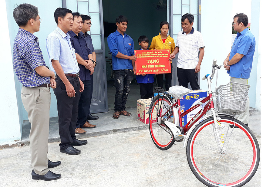 Bí thư Tỉnh ủy Hồ Văn Niên (thứ hai từ phải sang) trao nhà cho em Đinh A Yết, làng Bi Giông, xã Pờ Tó, huyện Ia Pa. Ảnh: Mai Linh