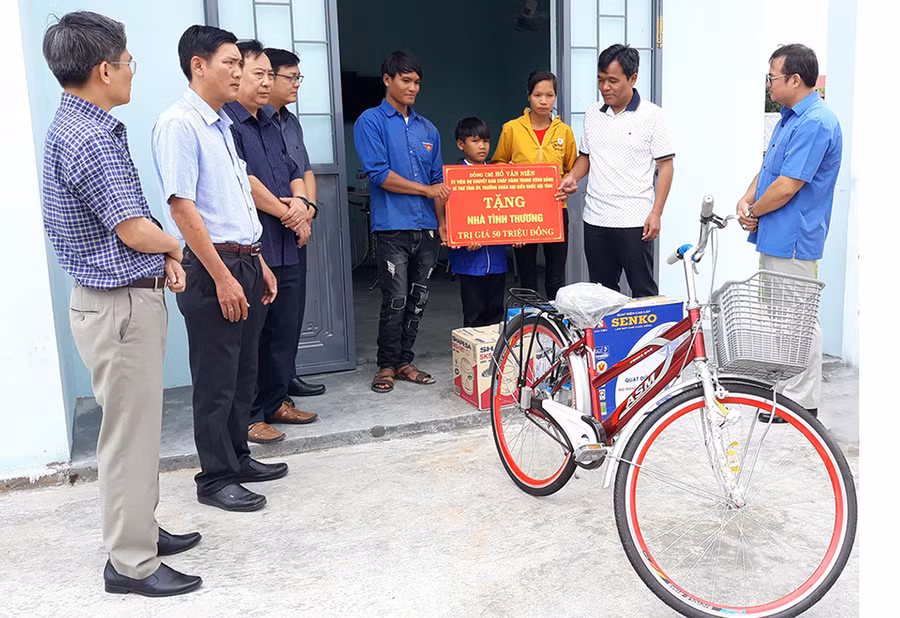 Bí thư Tỉnh ủy Hồ Văn Niên (thứ 2 từ phải sang) trao nhà cho em Đinh A Yết (làng Bi Giông, xã Pờ Tó, huyện Ia Pa). Ảnh: Mai Linh Bí thư Tỉnh ủy Hồ Văn Niên (thứ hai từ phải sang) trao nhà cho em Đinh A Yết, làng Bi Giông, xã Pờ Tó, huyện Ia Pa. Ảnh: Mai Linh