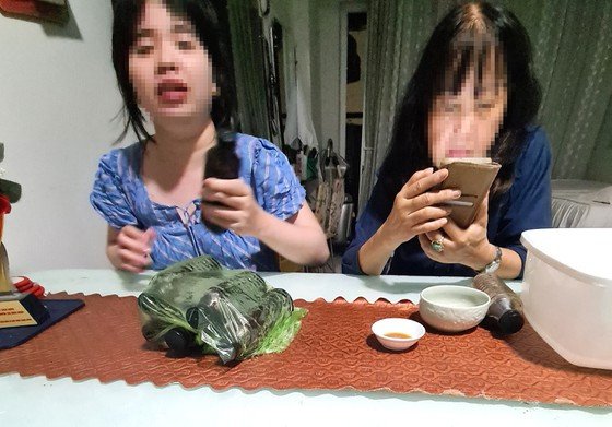 Bà Nguyễn Thị Bích Ngọc và con gái giới thiệu về công dụng “chai thuốc chữa bách bệnh”