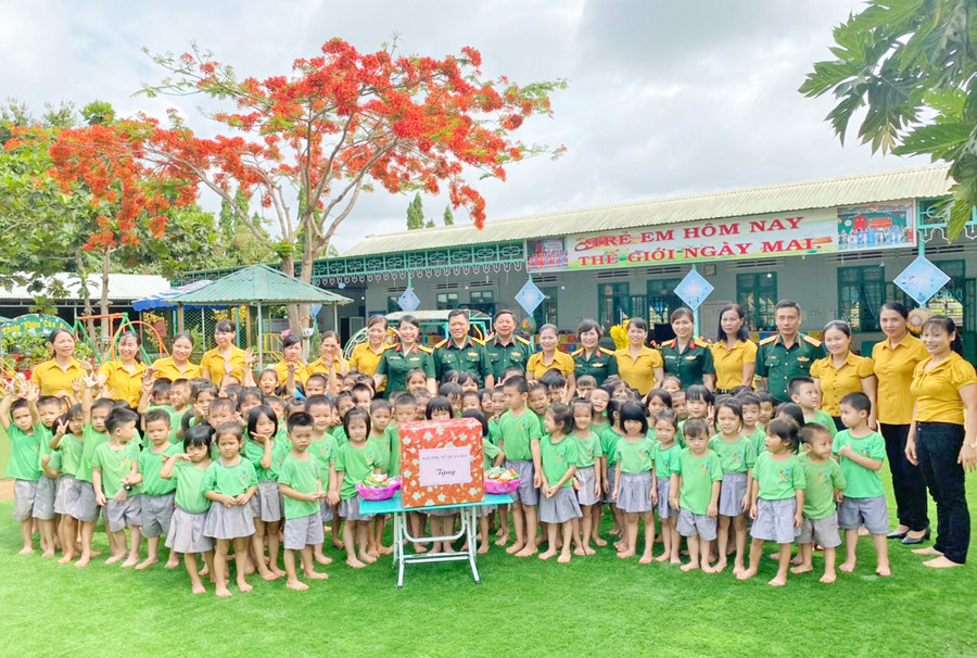 Ban Phụ nữ Quân đội và Phòng Chính trị Binh đoàn 15 thăm, tặng quà cô trò Trường Mầm non Sao Mai (Công ty 75). Ảnh: Nguyễn Anh Sơn