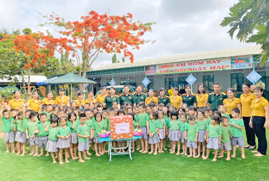 Ban Phụ nữ Quân đội và Phòng Chính trị Binh đoàn 15 thăm, tặng quà cô trò Trường Mầm non Sao Mai (Công ty 75). Ảnh: Nguyễn Anh Sơn
