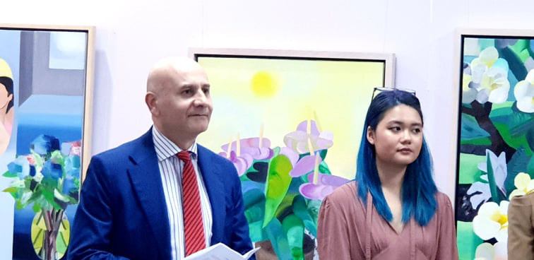 Đại sứ Italia Atonio Alessandro và nữ họa sĩ Trịnh Cẩm Nhi.