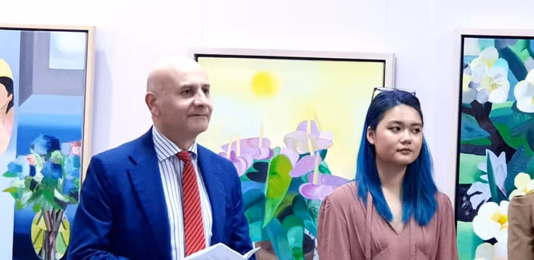 Đại sứ Italia Atonio Alessandro và nữ họa sĩ Trịnh Cẩm Nhi. Đại sứ Italia Atonio Alessandro và nữ họa sĩ Trịnh Cẩm Nhi.