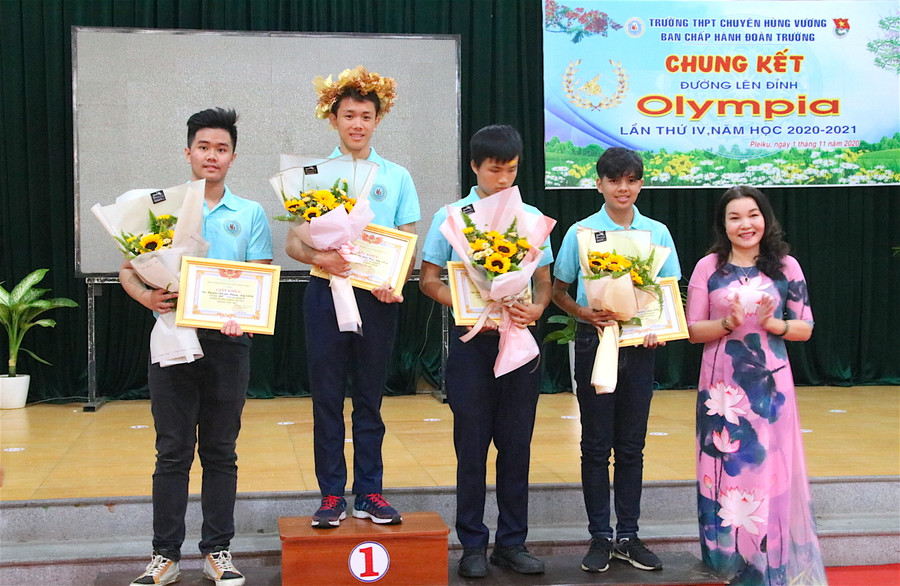 Cô Lê Thị Thu-Hiệu trưởng Trường THPT chuyên Hùng Vương trao giải cho các thí sinh. Ảnh: Hồng Thi