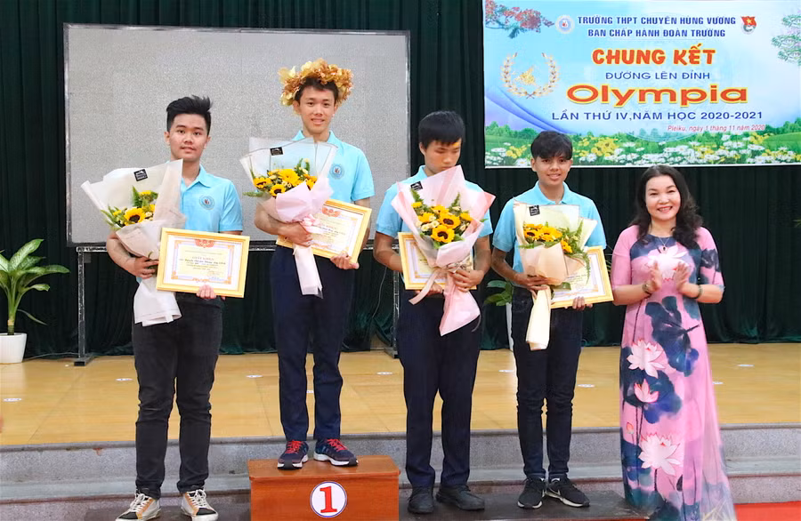 Cô Lê Thị Thu-Hiệu trưởng Trường THPT chuyên Hùng Vương trao giải cho các thí sinh. Ảnh: Hồng Thi