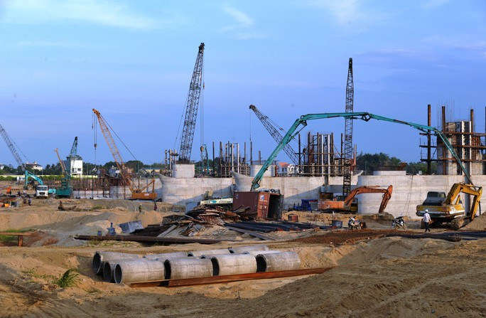 Dự án Đập dâng hạ lưu sông Trà Khúc - một trong những công trình bị nợ tiền nhà thầu do hụt thu ngân sách. Ảnh: T.Trực Dự án Đập dâng hạ lưu sông Trà Khúc - một trong những công trình bị nợ tiền nhà thầu do hụt thu ngân sách. Ảnh: T.Trực