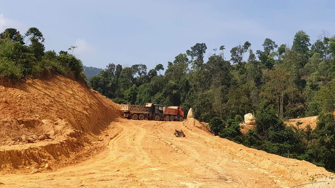 Thời điểm cơ quan chức năng kiểm tra, có 2 xe ben chở đất 