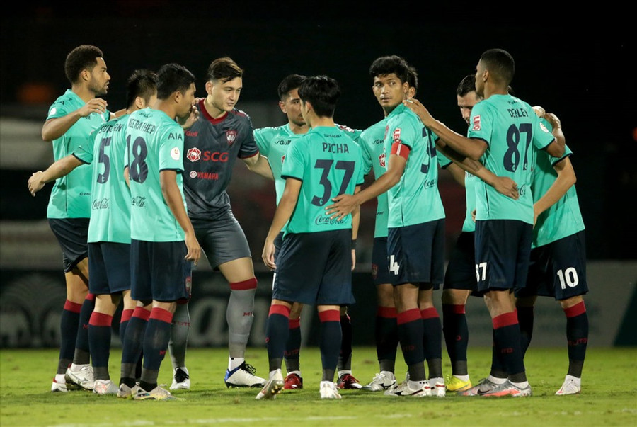 Đặng Văn Lâm cùng các đồng đội nhận thất bại đầu tiên dưới thời huấn luyện viên Gjurovski. Ảnh: MUFC